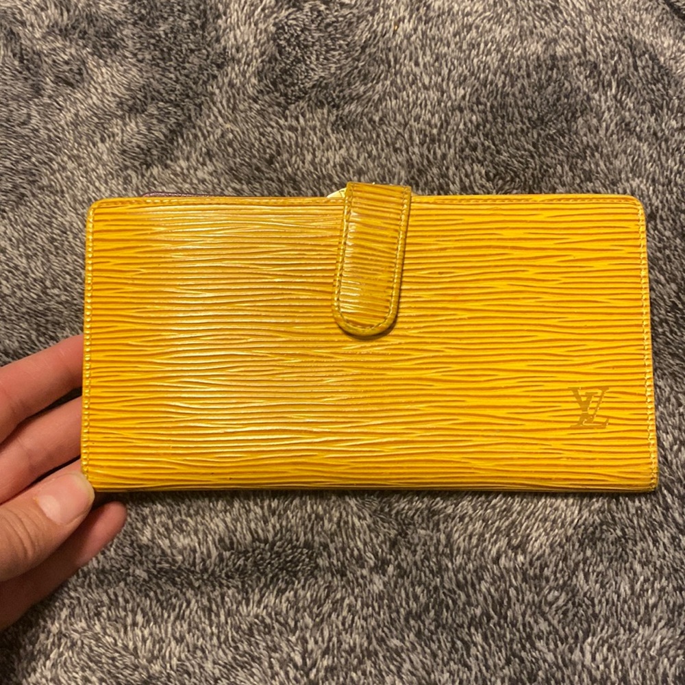 Auth LV Gold Epi Kisslock Wallet MI1002